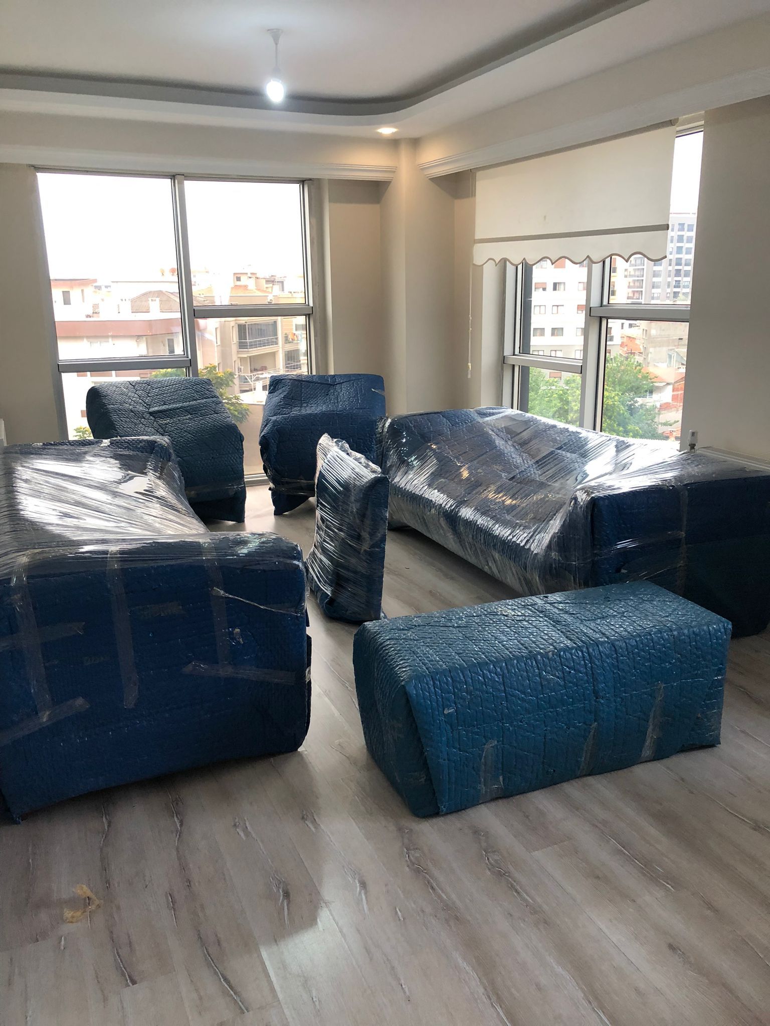 Evden eve nakliyat için Lüxtaş Nakliyat profesyonel paketleme işlemi, havalı naylon ve patpat kullanımı